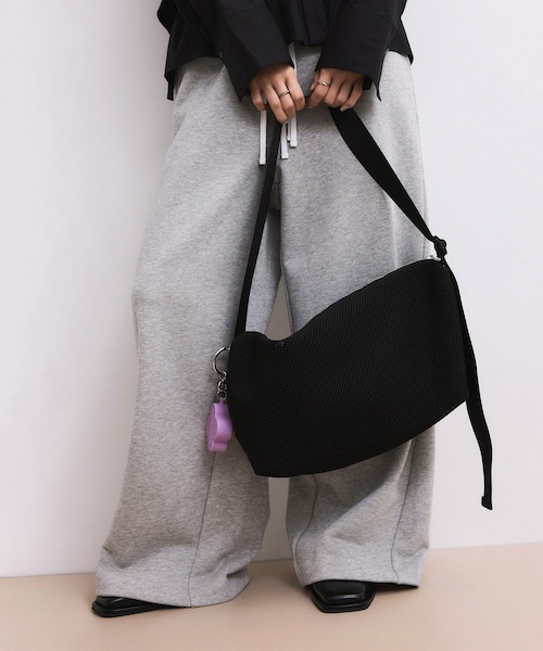 ADAM ET ROPE'(アダムエロペ)の「メッシュショルダーバッグ(ショルダーバッグ・レディース・ブラック/ブラック系/チャコール/ベージュ/シルバー/オフホワイト/カーキ/ゴールド・F)」の9枚目の写真