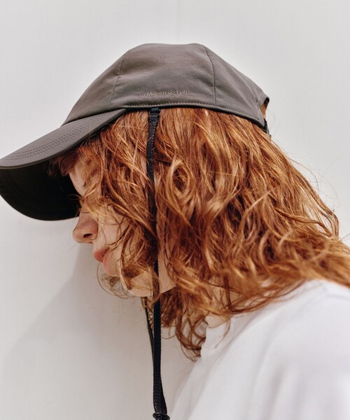 ADAM ET ROPE'（アダムエロペ）の「【La Maison de Lyllis for ADAM ET ROPE'】別注UV MOUNTAIN CAP（キャップ・レディース・ブラック/チャコール/ワイン系・F）」の5枚目の写真