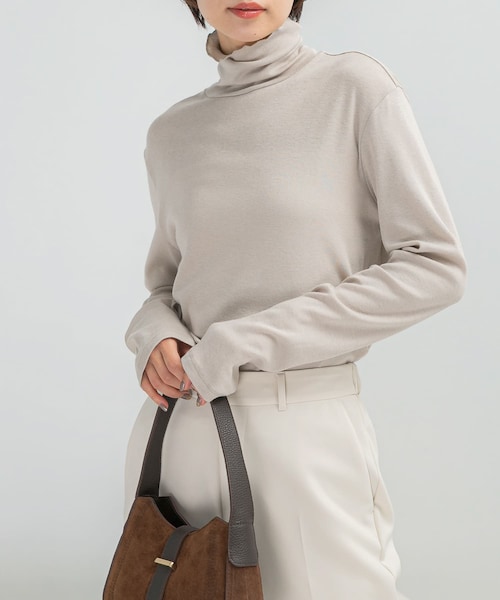 URBAN RESEARCH ROSSO（アーバンリサーチロッソ）の「コットンカシミヤハイネックカットソー（Tシャツ/カットソー・レディース・OFF/GREIGE/NAVY・Free）」の3枚目の写真