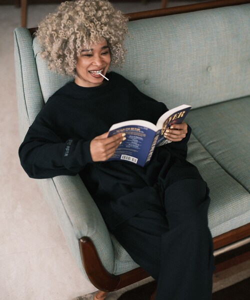 URBAN RESEARCH（アーバンリサーチ）の「『別注』Champion×Wide Dad　RW DAD SWEAT CREW-NECK（スウェット・メンズ・NAVY・1/2）」の7枚目の写真