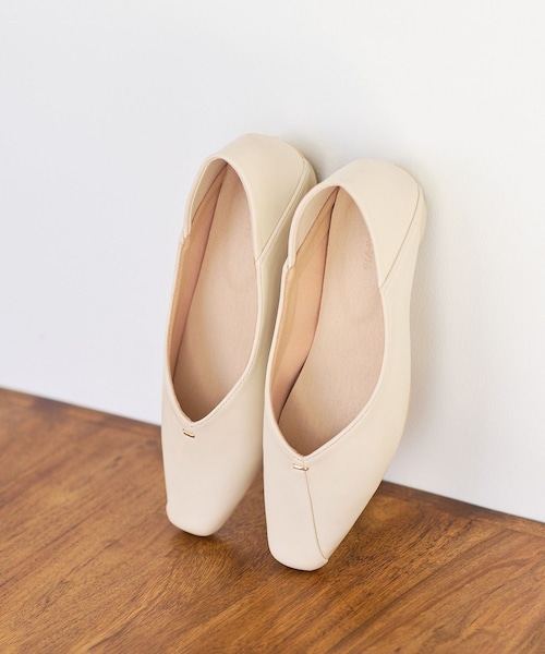 VIS(ビス)の「さっと履けるVカットバブーシュパンプス/2WAY(パンプス・レディース・ブラック/キナリ・L/M/S)」の1枚目の写真