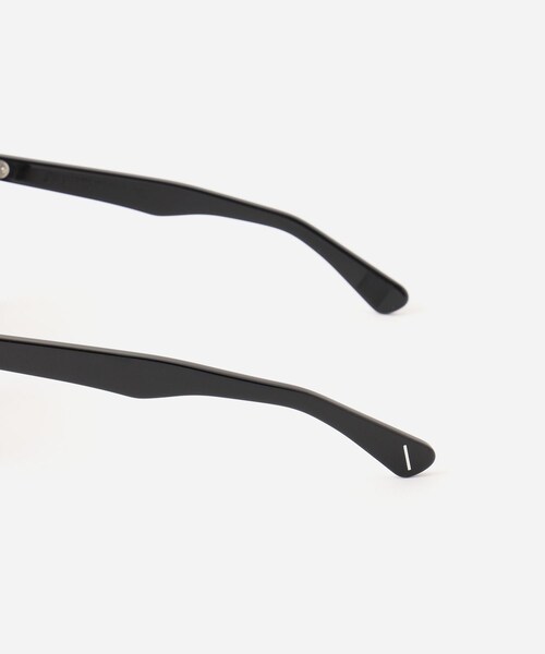 Saturdays NYC（サタデーズ ニューヨークシティ ）の「JULIUS TART OPTICAL x Saturdays NYC Seafare（サングラス・レディース・ブラック/オフホワイト/ダークブラウン・F）」の16枚目の写真