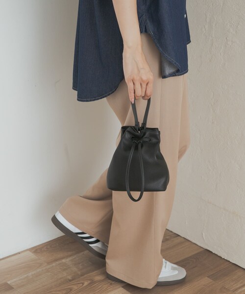 URBAN RESEARCH DOORS（アーバンリサーチドアーズ）の「2WAYシボ巾着ショルダーバッグ（ショルダーバッグ・レディース・BLACK/BLUE・one）」の4枚目の写真