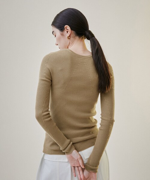 ADAM ET ROPE'（アダムエロペ）の「【公式サイト限定】【BATONER for SALON】別注ボートネックリブプルオーバー（ニット/セーター・レディース・ブラック/イエロー/グレー/オフホワイト/ベージュ・F）」の19枚目の写真