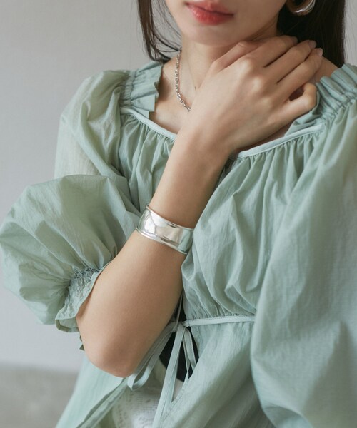 VIS（ビス）の「ニュアンスワイドメタルバングル（バングル/リストバンド・レディース・ゴールド/シルバー・F）」の14枚目の写真