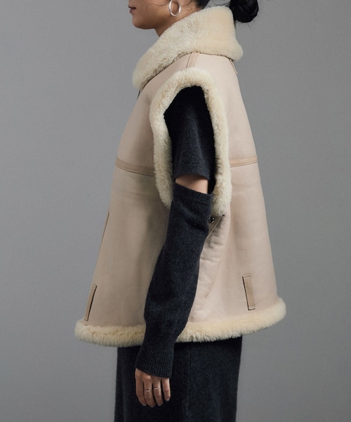 ADAM ET ROPE'（アダムエロペ）の「【TANAKA（タナカ）】SHEARLING VEST（ムートンコート・レディース・オフホワイト/ダークブラウン・S）」の17枚目の写真