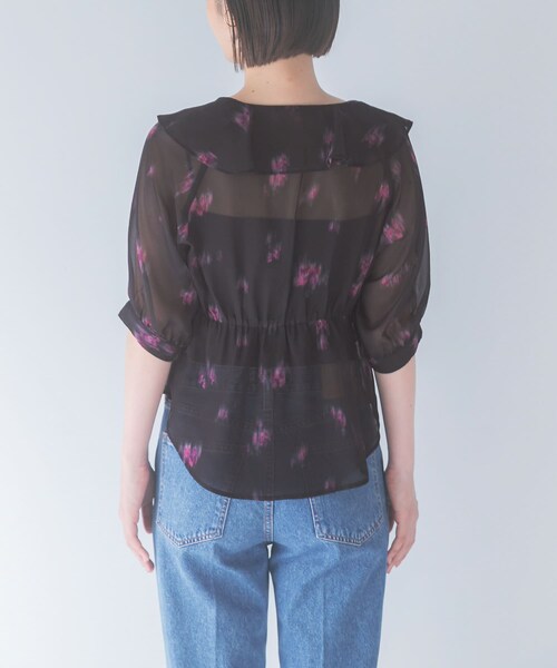 URBAN RESEARCH ROSSO（アーバンリサーチロッソ）の「ダークプリントフリルブラウス（シャツ/ブラウス・レディース・BROWN/BLACK・Free）」の4枚目の写真