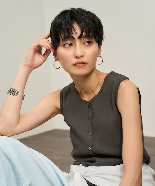 ADAM ET ROPE'（アダムエロペ）の「【WEB限定】プリマベールリブヘンリーネックノースリーブプルオーバー［UVケア・洗える］（タンクトップ・レディース・ブラック/チャコール/オフホワイト・F）」の4枚目の写真