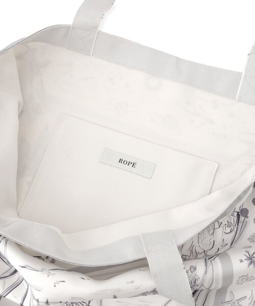 ROPE'（ロペ）の「【YUKO SAEKI for ROPE’・コラボ】スカーフ柄プリント シルクトートバッグ【A4対応】（トートバッグ・レディース・ホワイト/ベージュ・F）」の8枚目の写真