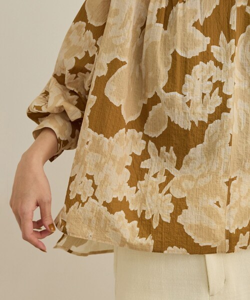 ROPE'（ロペ）の「【DEVEAUX（デヴォー）】別注ボカシフラワーボリュームスリーブブラウス/洗える（シャツ/ブラウス・レディース・ブラウン系/オレンジ系・F）」の14枚目の写真