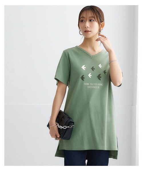 nissen（ニッセン）の「【ひんやりコットン】プリントVネックチュニックTシャツ（綿１００％・接触冷感・UVカット）（選べる柄）＜大きいサイズ有＞（チュニック・レディース・[終売]カジュアルロゴ:グレージュ/[終売]カジュアルロゴ:アイス杢/[終売]タテロゴ:黒/タテロゴ:オフホワイト/カレッジロゴ:オフホワイト/[終売]カレッジロゴ:グレージュ/[終売]ソファネコ:スモーキーブルー/[終売]かくれんぼネコ:ネイビー/[終売]かくれんぼネコ:アイス杢/タワー:ミント/カットフラワー:ラベンダー/[終売]マリンロゴ:ブルーグリーン/[終売]アメカジロゴ:チャコールグレー/[終売]フライングバード:モーブグリーン/大人ロゴ:オフホワイト/ポップネコ:ブルーグリーン/カーブロゴ:黒/ソフトロゴ:チャコールグレー/ボタニカル:ミント/ハートロゴ:ピンクベージュ/衿花:ダークブルー/ブックネコ:オートミール/フレンチロゴ:ベージュ/筆記ロゴ:オフホワイト/パンダ:チャコールグレー/伸びネコ:ネイビー/花:ダークピンク/シティ:ソフトブルー・S/M/L/LL/3L/4L/5L/6L）」の18枚目の写真
