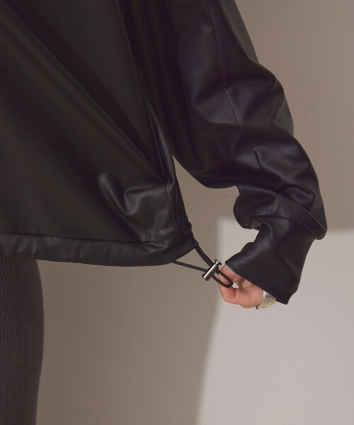 NERGY（ナージー）の「【イージーケア】Synthetic Leather クロップド丈プルオーバー（その他トップス・レディース・ブラック・F）」の21枚目の写真