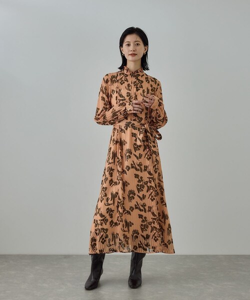 ROPE'（ロペ）の「フラワープリントタックワンピース/イージーケア（ワンピース・レディース・ダークブラウン系/オレンジ系・F）」の9枚目の写真