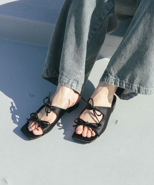 KBF（ケイビーエフ）の「サテンリボンミュール（サンダル・レディース・BLUE/BLACK・37/38）」の4枚目の写真