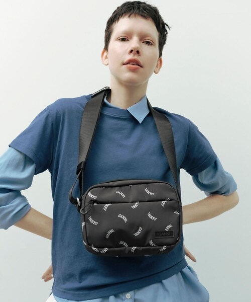 ADAM ET ROPE'(アダムエロペ)の「【GANNI for ADAM ET ROPE'】Re-Tech Logo Print Festival bag(ショルダーバッグ・レディース・ブラック・F)」の4枚目の写真
