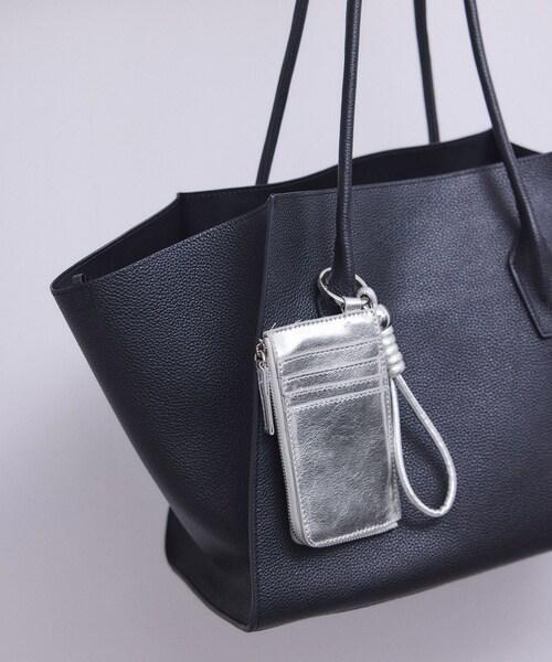 ADAM ET ROPE'（アダムエロペ）の「【WEB限定】カードケース付きチャームストラップ（カードケース・レディース・ブラック/ブラウン/レッド/シルバー・F）」の4枚目の写真