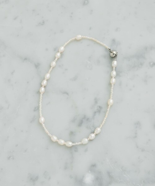 URBAN RESEARCH ROSSO（アーバンリサーチロッソ）の「in mood　BABY&RICEPRL 36CM CHOKER（ネックレス・レディース・WH・-）」の2枚目の写真