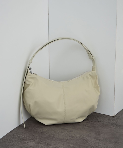 ADAM ET ROPE'（アダムエロペ）の「【NOTHING WRITTEN（ナッシングリトゥン）】HT NYLON SHOULDER BAG（ショルダーバッグ・レディース・ブラック/ホワイト系・F）」の11枚目の写真
