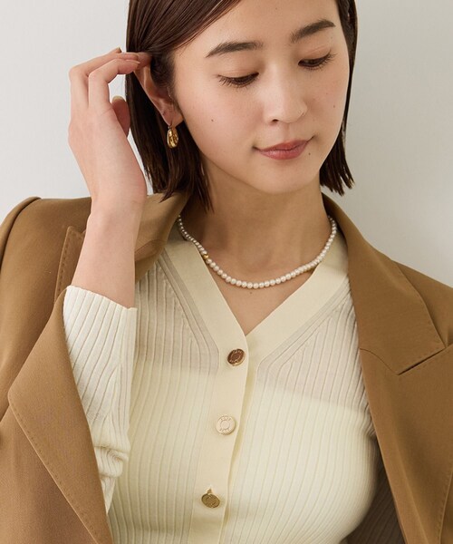 ROPE'（ロペ）の「ワイドリブ金ボタンVネックカーディガン【J'aDoRe・一部店舗限定サイズ】（ニット/セーター・レディース・ブラック/オフホワイト/キャメル/ピンク/ワイン・36/38）」の2枚目の写真