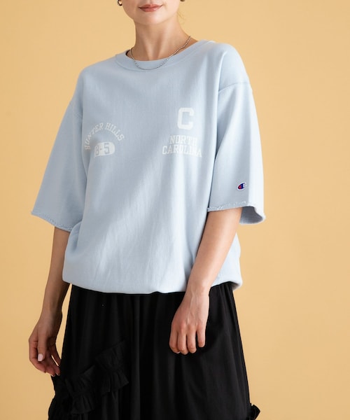URBAN RESEARCH Sonny Label（アーバンリサーチサニーレーベル）の「『別注』Champion×Sonny Label　リバースウィーブロゴスウェットTシャツ（スウェット・レディース・オフブラック/オフグレー/ライトブルー/オートミール・M/L）」の4枚目の写真