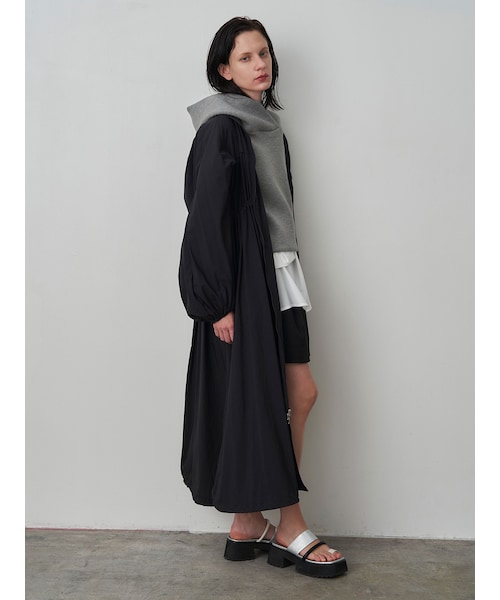 ELENDEEK（エレンディーク）の「PAPER NYLON GATHER CT（ナイロンジャケット・レディース・ベージュ/ブラック/オフホワイト・01/02）」の6枚目の写真