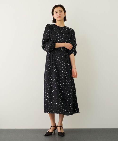 ROPE'（ロペ）の「ドットプリントウエストベルトワンピース（ワンピース・レディース・キナリ/ネイビー/ベージュ・36/38）」の22枚目の写真