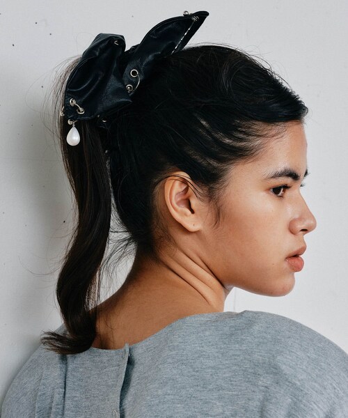 URBAN RESEARCH ROSSO（アーバンリサーチロッソ）の「heyep　F Leather Piercing Scrunchie（ヘアゴム・レディース・BLACK・-）」の2枚目の写真