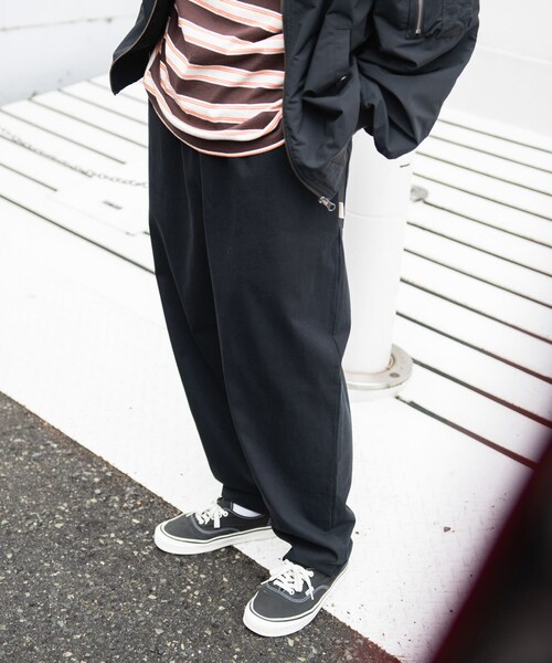 URBAN RESEARCH Sonny Label（アーバンリサーチサニーレーベル）の「ベーシックワイドイージーチノパンツ（チノパンツ・メンズ・ベージュ/キナリ/チャコール/ブラック・S/M/L）」の2枚目の写真