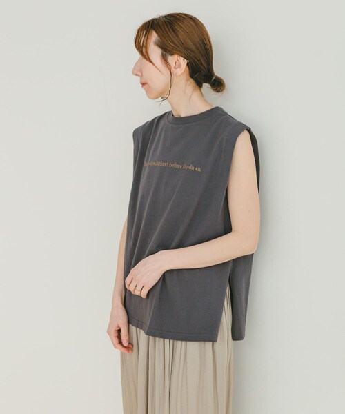 ITEMS URBANRESEARCH（アイテムズ アーバンリサーチ）の「ショルダータックロゴTシャツ（Tシャツ/カットソー・レディース・WHT/CHA/L.PNK・FREE）」の2枚目の写真