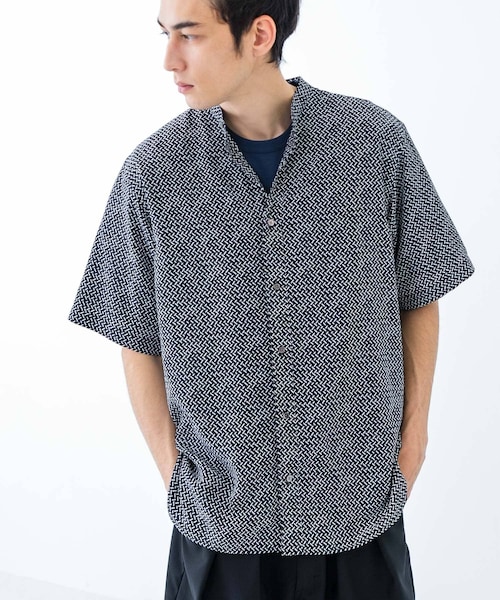 URBAN RESEARCH（アーバンリサーチ）の「PRINT BAND COLLAR SHIRTS（シャツ/ブラウス・メンズ・BLK×BEG/BLK×WHT/NVY×BRN・M/L）」の2枚目の写真