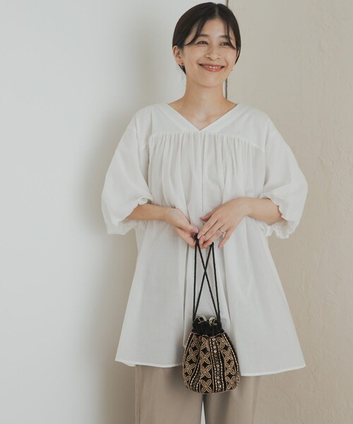 URBAN RESEARCH DOORS(アーバンリサーチドアーズ)の「コットンボイルVネックチュニック(チュニック・レディース・OFF/BLACK・M)」の4枚目の写真