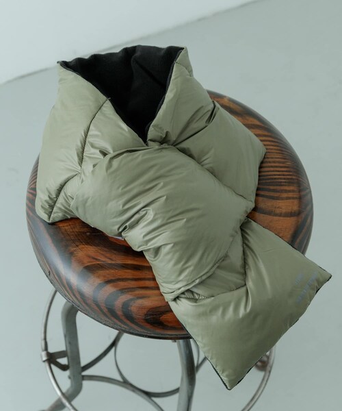 ITEMS URBANRESEARCH（アイテムズ アーバンリサーチ）の「ダウンマフラー（マフラー・メンズ・KHK/BLK・-）」の2枚目の写真