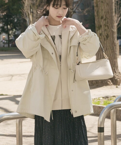 ITEMS URBANRESEARCH(アイテムズ アーバンリサーチ)の「『撥水/イージーケア』ライトフーディーブルゾン(ブルゾン・レディース・ECRU/BLK・Free)」の4枚目の写真