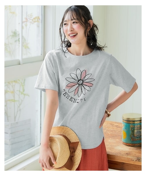 nissen（ニッセン）の「【吸汗速乾】裾ラウンドプリントＴシャツ＜大きいサイズ有＞（Tシャツ/カットソー・レディース・オフホワイト:フレンチロゴ/黒:フレンチロゴ/在庫限り_黒:ロゴ/在庫限り_アイスブルー:カレッジロゴ/在庫限り_オフホワイト:カレッジロゴ/在庫限り_ピンクベージュ:花ロゴ/在庫限り_グレージュ:草木/在庫限り_ライトカーキ:ブックネコ/在庫限り_杢グレー:胸ネコ/在庫限り_グレージュ:胸ネコ/オートミール:花/グレージュ:大人ロゴ/グレー:カレッジロゴ/黒:胸ネコ/ブルー:ブックネコ/ダスティピンク:オーシャン/ダスティミント:ペンギン/ライトグレー杢:ネコ/コーラルピンク:花/ネイビー:スマイル/アイスブルー:ハートロゴ・S/M/L/LL/3L/4L/5L/6L）」の12枚目の写真