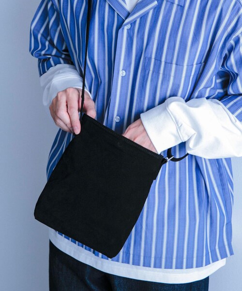 ITEMS URBANRESEARCH（アイテムズ アーバンリサーチ）の「PIG LEATHER ミニショルダーバッグ（ショルダーバッグ・メンズ・BLK/BEG/GRY・-）」の5枚目の写真