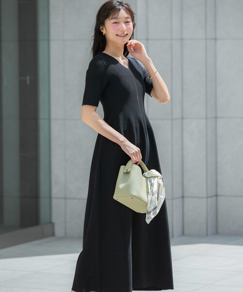 URBAN RESEARCH ROSSO（アーバンリサーチロッソ）の「『一部WEB限定カラー』フォルムニットVネックワンピース（ワンピース・レディース・BLACK/BROWN/RED・36/38）」の5枚目の写真