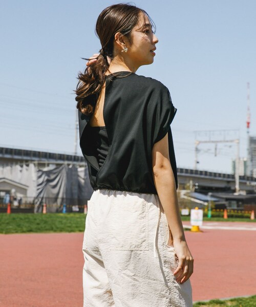 URBAN RESEARCH ROSSO（アーバンリサーチロッソ）の「『UR TECH』F by ROSSO　UVCUTバックオープンクロップドTシャツ（Tシャツ/カットソー・レディース・BLACK/OFF WHITE/YELLOW・FREE）」の2枚目の写真