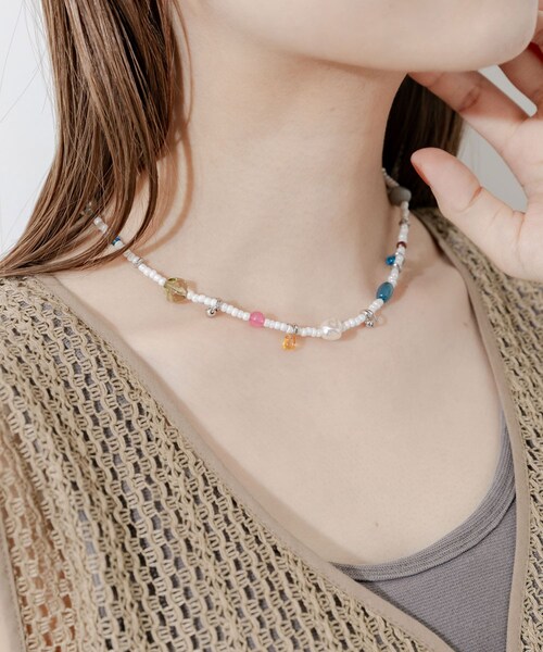 SMELLY（スメリー）の「カラーパーツビーズネックレス（ネックレス・レディース・WHT・-）」の4枚目の写真