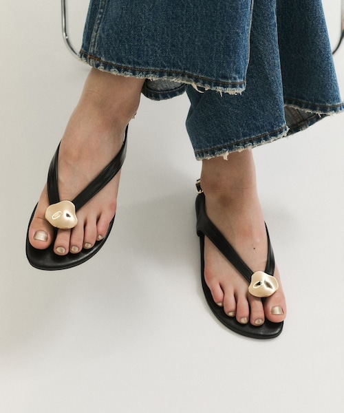 ADAM ET ROPE'（アダムエロペ）の「メタルモチーフサンダル（サンダル・レディース・ブラック/オフホワイト・23.0/23.5/24.0/24.5）」の7枚目の写真