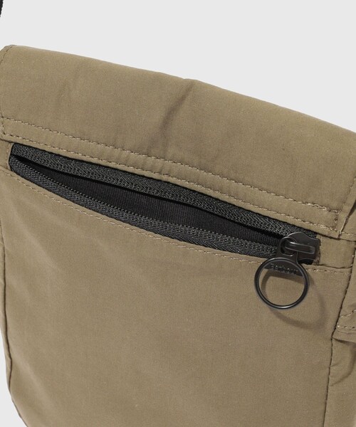 ADAM ET ROPE'(アダムエロペ)の「《別注》【Barbour/バブアー】EX TRANSPORT CROSSBODY BAG(ショルダーバッグ・メンズ・ブラック/カーキ・F)」の7枚目の写真
