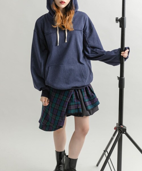 KBF（ケイビーエフ）の「バックロゴフーディー（パーカー・レディース・GRAY/NAVY・one）」の3枚目の写真