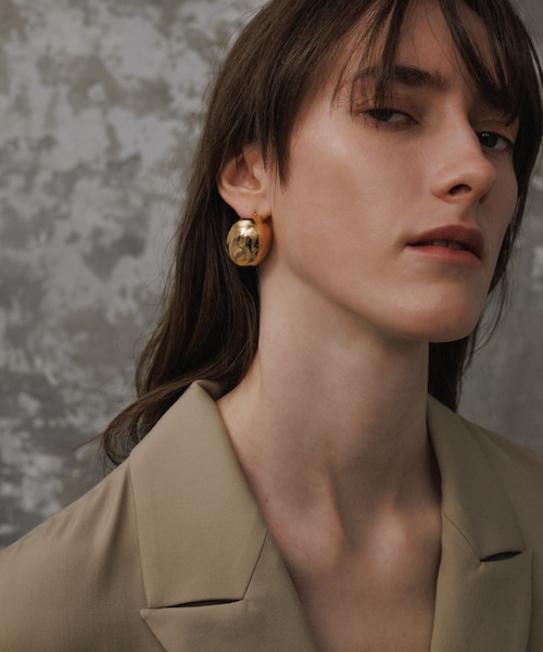 ADAM ET ROPE'（アダムエロペ）の「【EMOELLE】Ball pierce（ピアス（両耳用）・レディース・ゴールド系・F）」の2枚目の写真