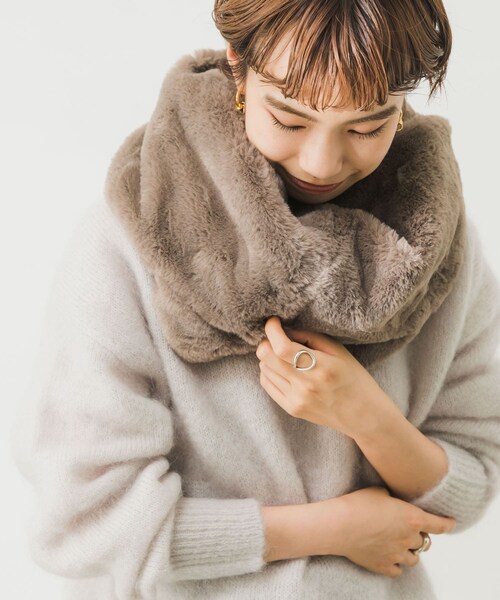 URBAN RESEARCH（アーバンリサーチ）の「ファースヌード（ネックウォーマー/スヌード・レディース・IVORY/GREGE/CHARCOAL・FREE）」の2枚目の写真