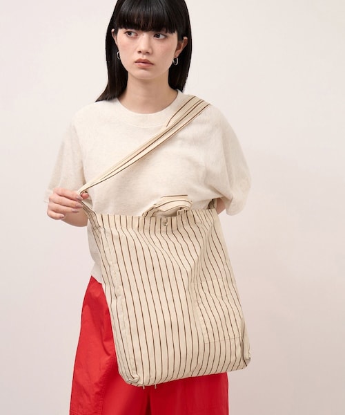 ADAM ET ROPE'（アダムエロペ）の「【WEB限定】・【定番】ギャザー2WAYミドルショルダーバッグ（ショルダーバッグ・レディース・ブラウン/ネイビー/サックス/ピンク・F）」の2枚目の写真