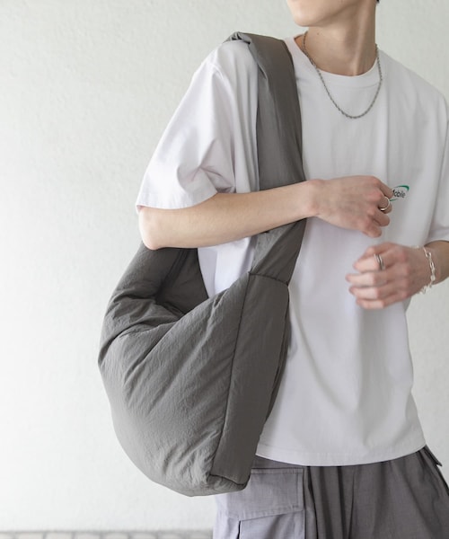 SENSE OF PLACE by URBAN RESEARCH(センスオブプレイスバイアーバンリサーチ)の「ナイロンパデットビックショルダー(ショルダーバッグ・メンズ・BLACK/WHITE/CHARCOAL/L.BLUE・one)」の3枚目の写真