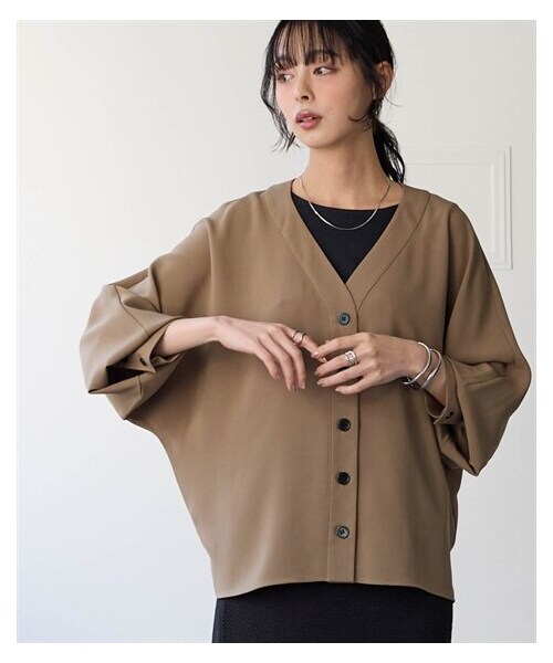nissen（ニッセン）の「【しわシャキ】裾スリットシャツカーディガン（防しわ・形態安定・接触冷感・UVカット）＜大きいサイズ有＞（カーディガン/ボレロ・レディース・ラテホワイト/チャコール/モカブラウン/サンドベージュ★26秋新色・S/M/L/LL/3L/4L/5L/6L/8L/10L）」の3枚目の写真