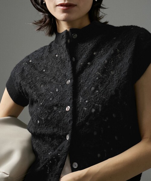 ADAM ET ROPE'(アダムエロペ)の「【J'aDoRe限定】【R&D.M.Co-OLDMAN'S TAILOR】LACE FLOWER NO SLEEVE CARDIGAN(ベスト・レディース・ブラック/ホワイト・F)」の12枚目の写真