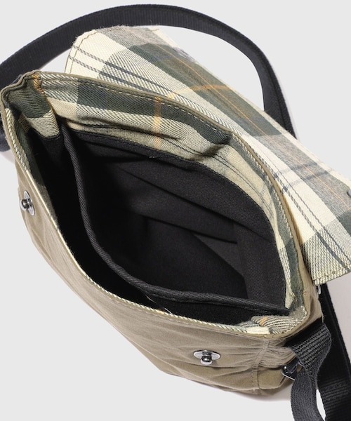 ADAM ET ROPE'(アダムエロペ)の「《別注》【Barbour/バブアー】EX TRANSPORT CROSSBODY BAG(ショルダーバッグ・メンズ・ブラック/カーキ・F)」の15枚目の写真