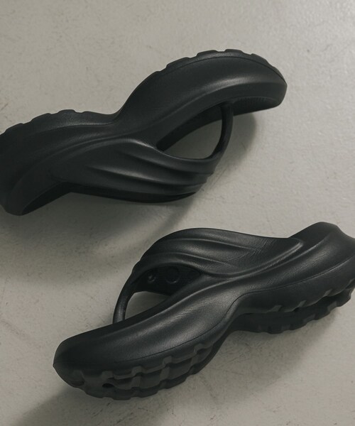 SENSE OF PLACE by URBAN RESEARCH（センスオブプレイスバイアーバンリサーチ）の「『WEB限定』トングクッションサンダル（サンダル・レディース・BLACK・23.5/24.5）」の2枚目の写真