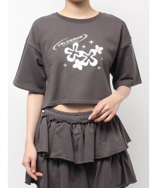 CALNAMUR（カルナムール）の「メタルプリントスウェットプルオーバー（スウェット・レディース・チャコールグレー/ピンク/ブルー・F）」の2枚目の写真